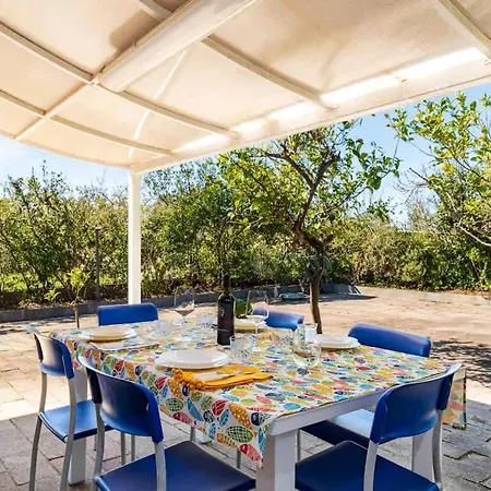 Сasa de vacaciones 100 Meters From The With Hot Tub Àrbatax
