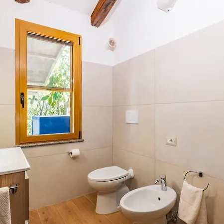 100 Meters From The With Hot Tub Nyaraló